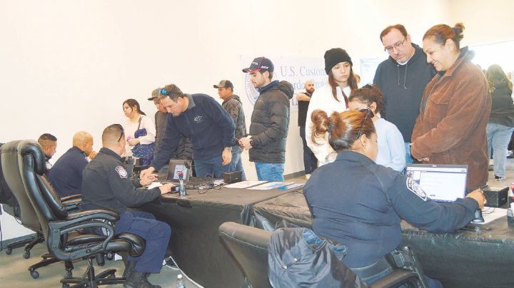 Buscan miles permiso 1-94 para internarse en Estados Unidos