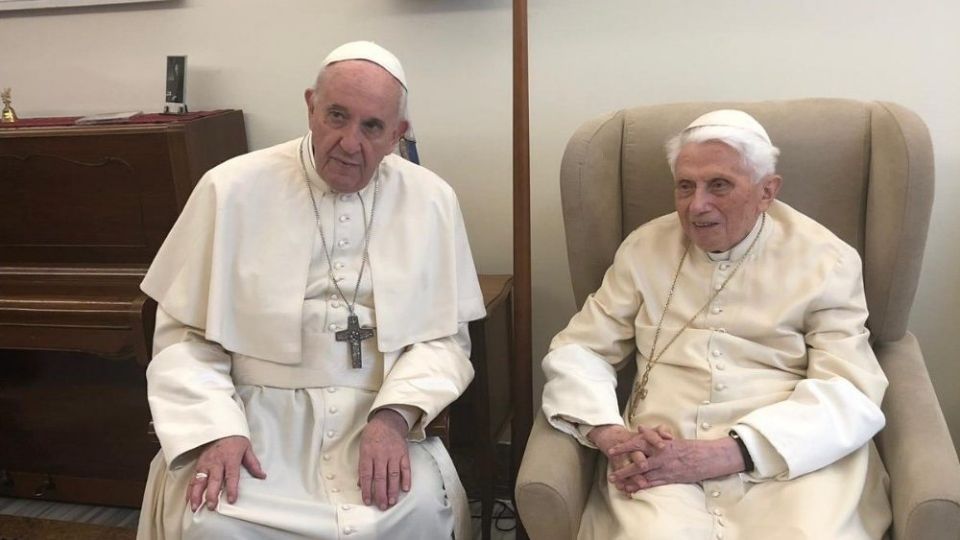 Luego de su dimisión al puesto como líder religioso católico, Joseph Ratzinger se retiró a un monasterio ubicado en los jardines del Vaticano