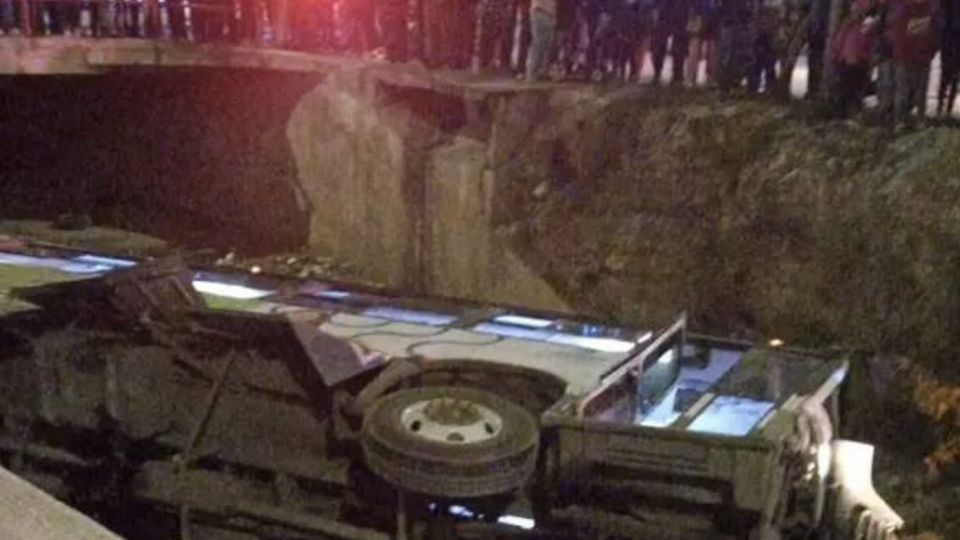 El camión de transporte se precipitó a un canal de aguas de aproximadamente cinco metros de profundidad