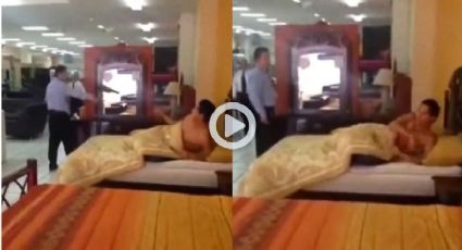 Joven se duerme en cama de una mueblería y se vuelve viral: VIDEO