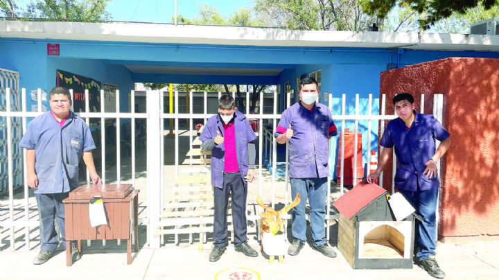 Crean alumnos regalos con talento; usan material reciclado y madera