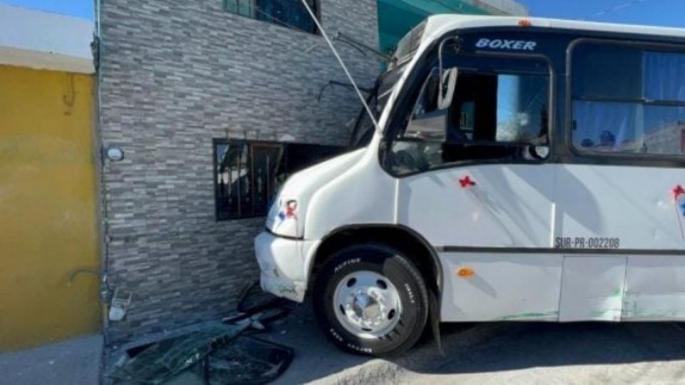 El camión chocó con dos fachadas de casas, causando muchos daños y dos mujeres lesionadas.