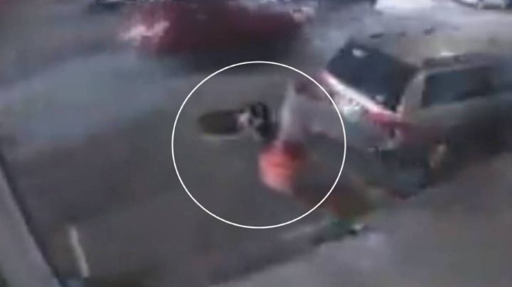 ¿Otra vez? Mujer cae en alcantarilla abierta de la CDMX | VIDEO