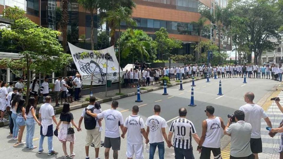 Los numerosos aficionados al exjugador del Santos en Brasil, se mantienen fuera del hospital para guarda vigía a la espera de buenas noticias por parte del servicio médico