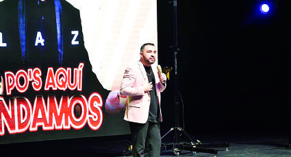 Mike Salazar hace reír con su show 'Pos aquí andamos'