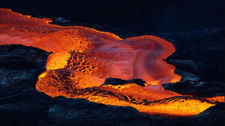 Lava del volcán Mauna Loa se dirige a la autopista más importante de Hawái