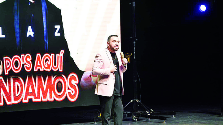 Mike Salazar hace reír con su show 'Pos aquí andamos'