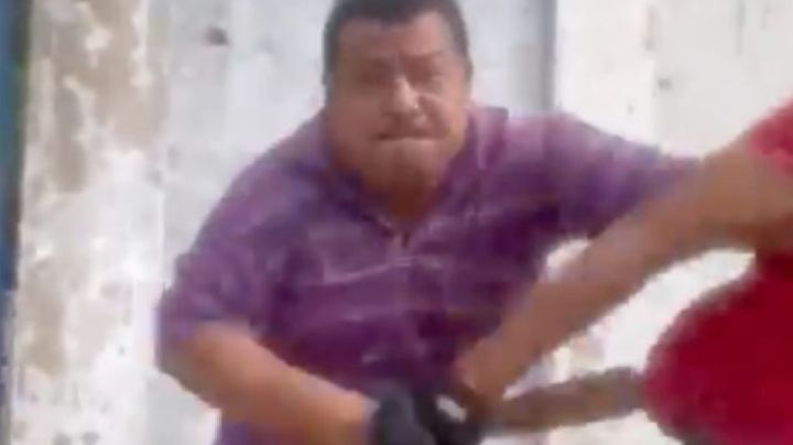 Papá sorprende a su hija y a su novio en la calle; les da tremenda paliza con un bate | VIDEO