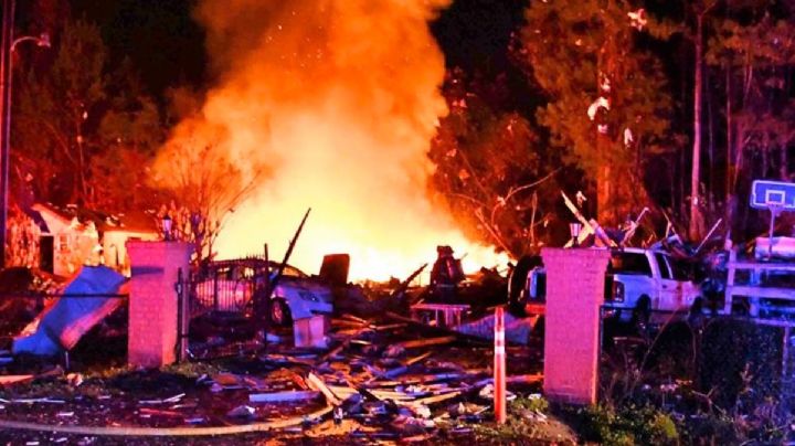 Explota casa de abuelito por fuga de gas y sale vivo de los escombros; es un milagro, dicen bomberos