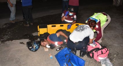 Camioneta impacta y hace volar a motociclista en la calle Bolívar