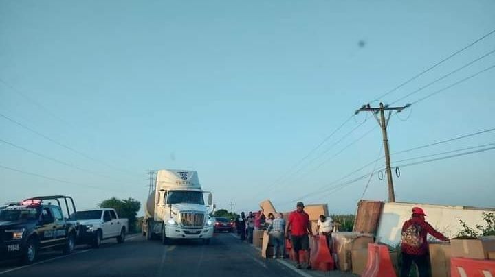 Vuelca tráiler cargado con muebles y es rapiñado por pobladores de Tabasco