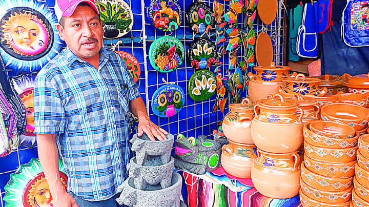 Artesano de Puebla trae fe, piedra, madera y barro al Santuario de la Virgen de Guadalupe