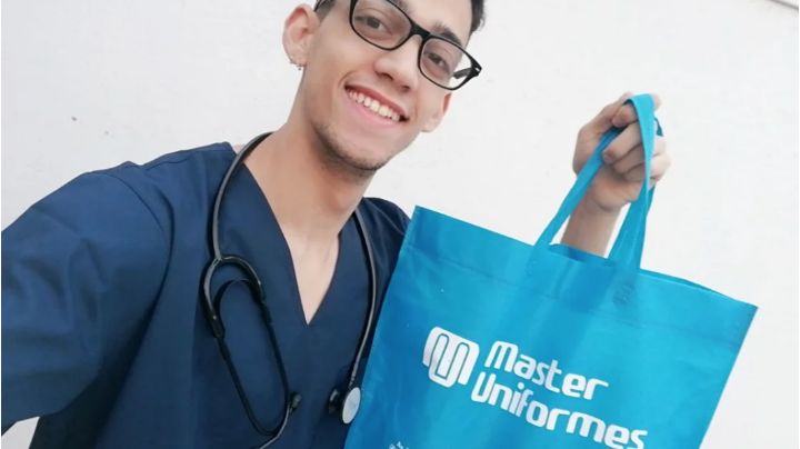 Joven se gradúa como Doctor después de pagar sus estudios trabajando como albañil