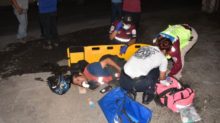 Camioneta impacta y hace volar a motociclista en la calle Bolívar