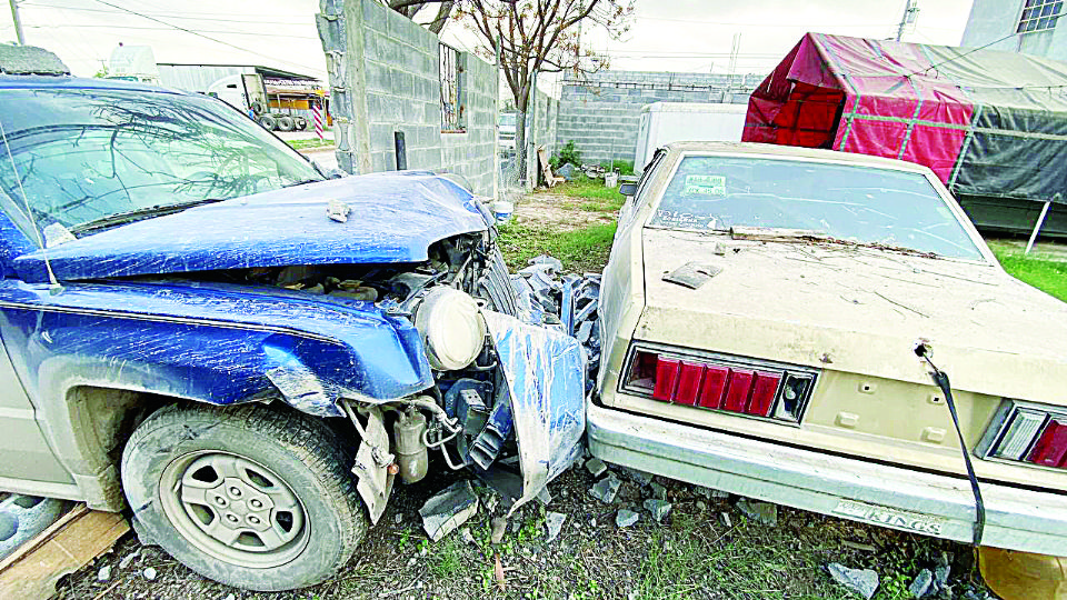 La camioneta derribó parte de una barda y golpeó contra otro vehículo.