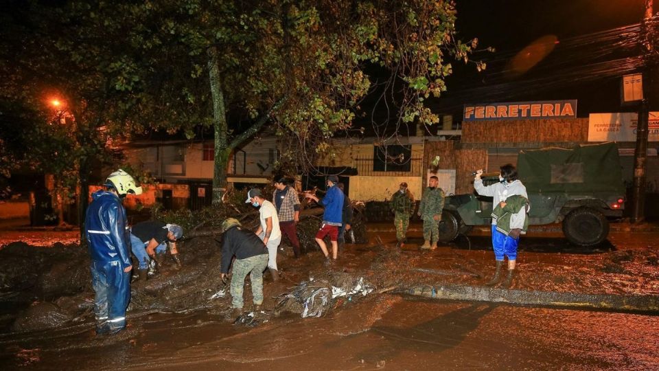 Las torrenciales lluvias en Ecuador provocaron el desplazamiento de un alud de tierra, dejando este saldo fatal y 32 personas desaparecidas