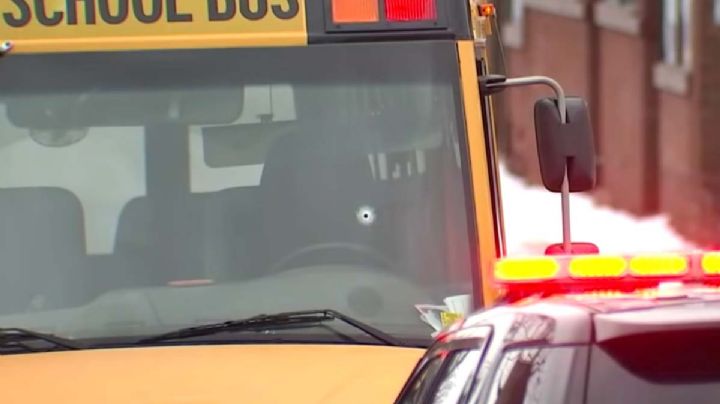 Chofer de autobús escolar recibe un disparo en la cabeza en EU; había niños abordo