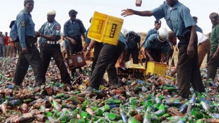 Destruyen más de 3.8 millones de botellas de cerveza en Nigeria