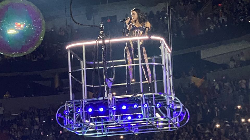 La intérprete deslumbró en su show luciendo un body negro con transparencias que acentuaba su figura