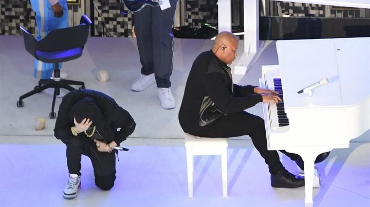 VIDEO: Eminem causa controversia en el Super Bowl 2022 al arrodillarse