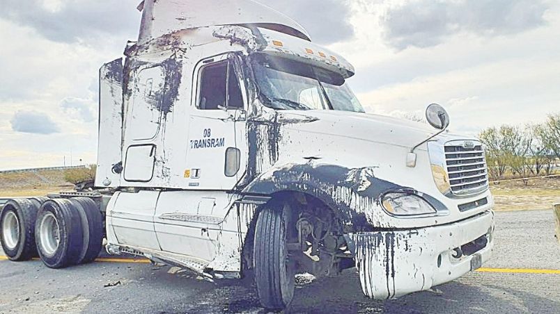 El tractor sufrió daños severos en la volcadura sobre la Nacional.
