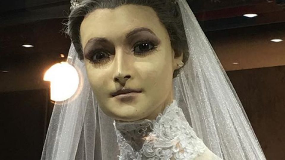 En un video se observa al maniquí afuera de una iglesia