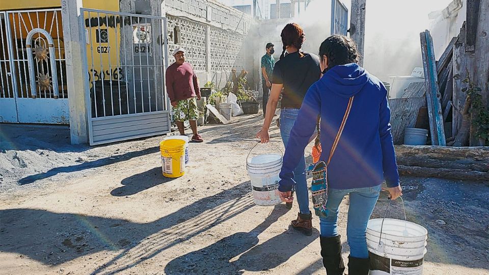 Mujeres y hombres, hombro con hombro, combatieron el incendio