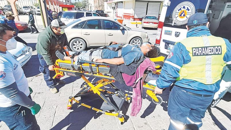 Gerardo, de 32 años, fue trasladado al Hospital del Seguro Social después de ser auxiliado por paramédicos de Protección Civil y Bomberos