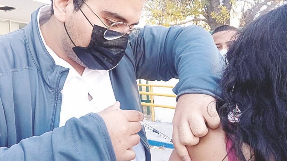 Comentó que esta vacuna está dirigida a la población en general que no cuente con este biológico