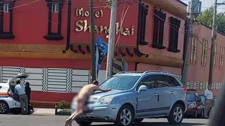 Captan a hombre desnudo afuera de motel en Puebla; este fue el motivo
