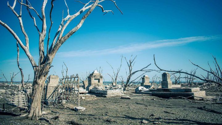 IMPACTANTE... Reaparece cementerio tras estar bajo el agua en Tamaulipas