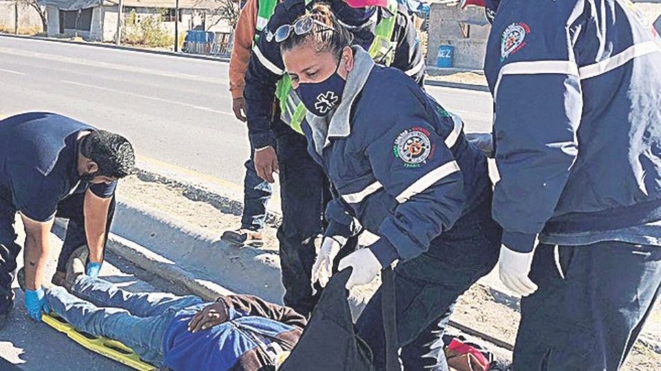 Al producirse el accidente, el conductor de la unidad, de momento no identificado, descendió y le prestó ayuda al hombre de la tercera edad