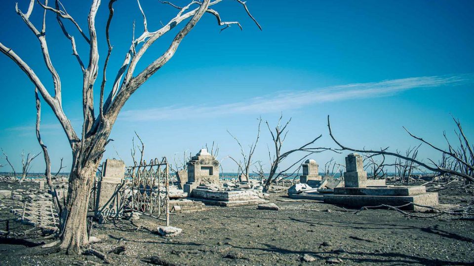 El bajo nivel de la presa Vicente Guerrero ha provocado que el cementerio salga a la vista.