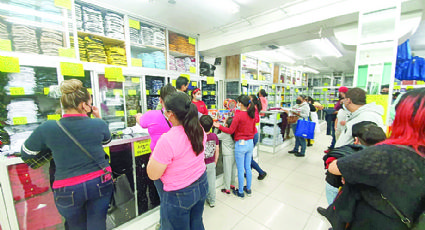 Abarrotan tiendas para comprar uniformes