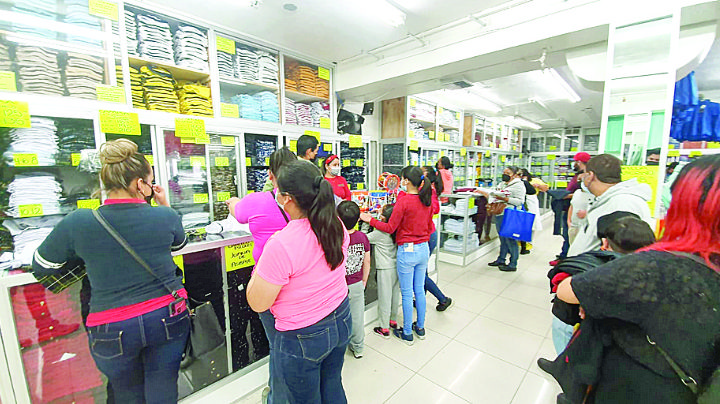 Abarrotan tiendas para comprar uniformes