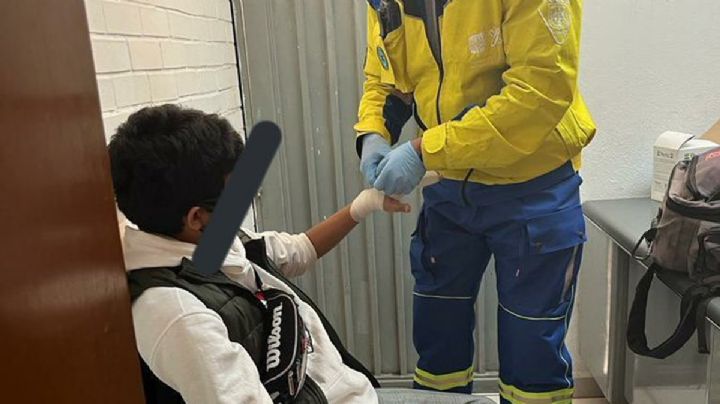 Alumno ingresa pistola a escuela secundaria y se dispara por error.