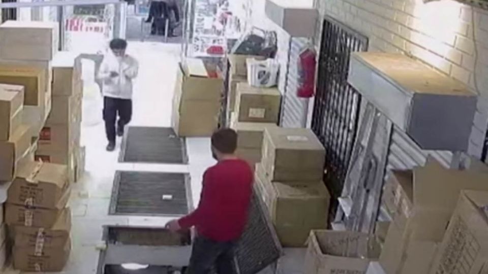 El video viral fue captado por una camarada de seguridad de un centro comercial