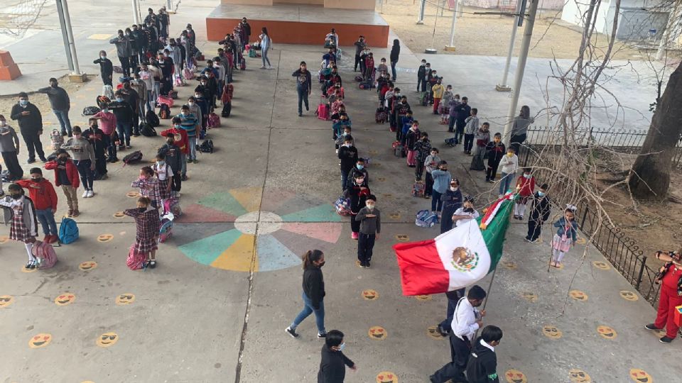 En la primaria Miguel F. Martínez, realizaron los honores a la Bandera.