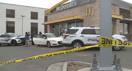 Niño de 4 años dispara a policías en McDonald's por orden de su papá