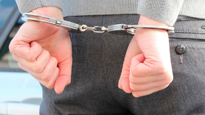 La detienen con 15 kilogramos de metanfetamina; su novio la abandona y huye