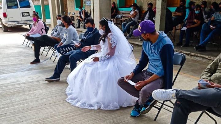Vestidos de novios se fueron a vacunar contra el Covid en Oaxaca