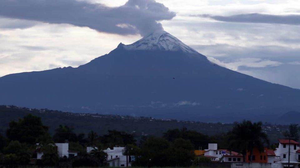 Las exhalaciones del volcán se vieron acompañadas por columnas de vapor de agua, gases y cenizas