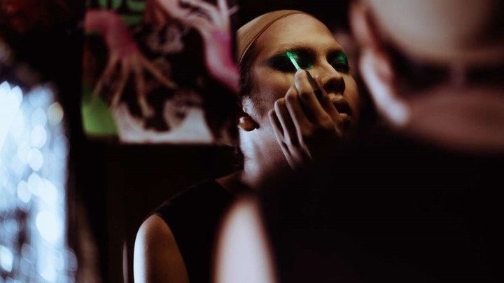 Se disfraza de mujer para ver a su ex novia y la quema con ácido