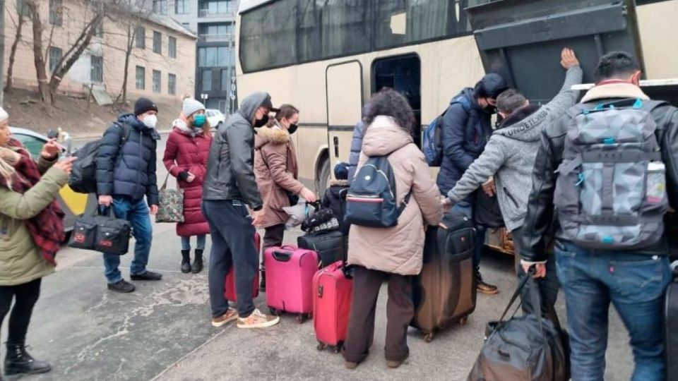 Los civiles desplazados por la guerra han sido recibidos por países aledaños como Polonia, dónde cada día ven rebasados sus servicios básicos