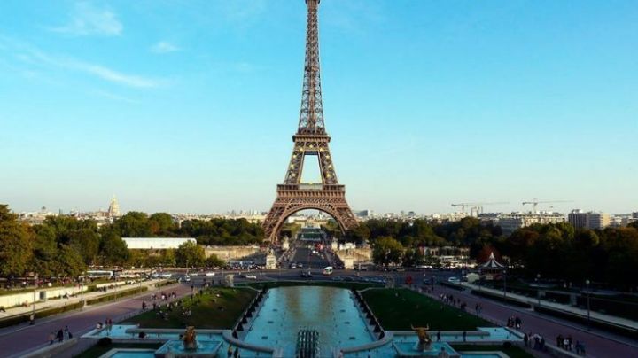 Torre Eiffel se iluminará con los colores de la bandera de Ucrania