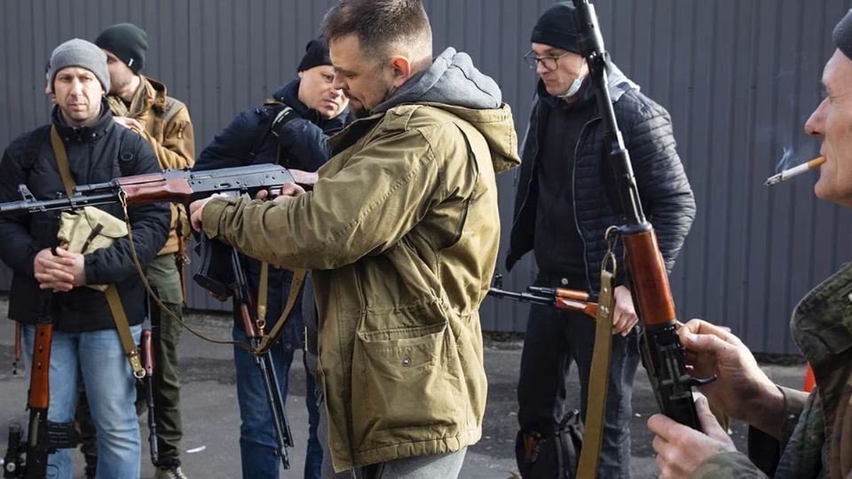 El mandatario anunció desde ayer que se estaban entregando armas a los civiles para defender al país