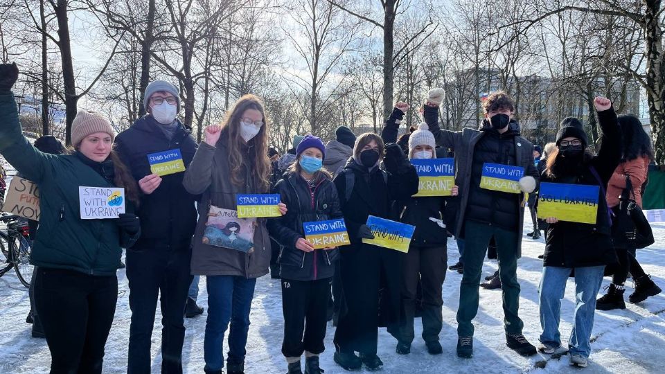 La joven activista mantiene una protesta fuera de la embajada de Rusia en Suecia