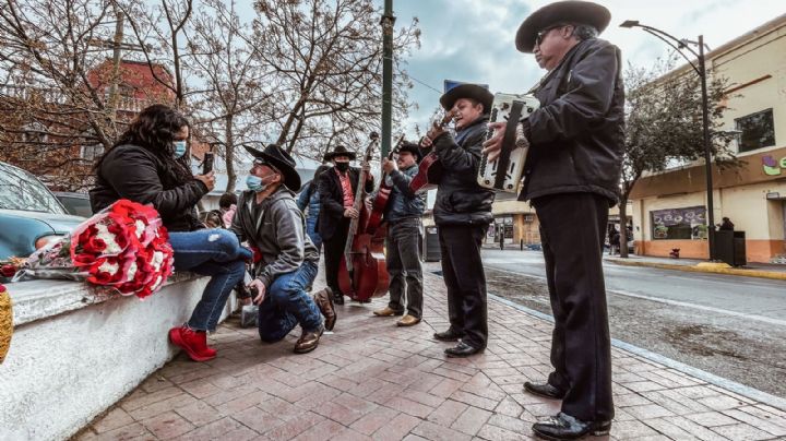 ¡Viva el amor! Le promete amor eterno en las calles del centro de Nuevo Laredo.