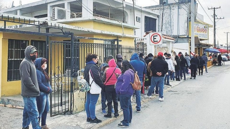 Padres de familia abarrotan tiendas en las que venden uniformes y útiles escolares.