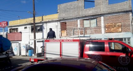 ¡Héroes! Salvan bomberos a hombre de morir en incendio